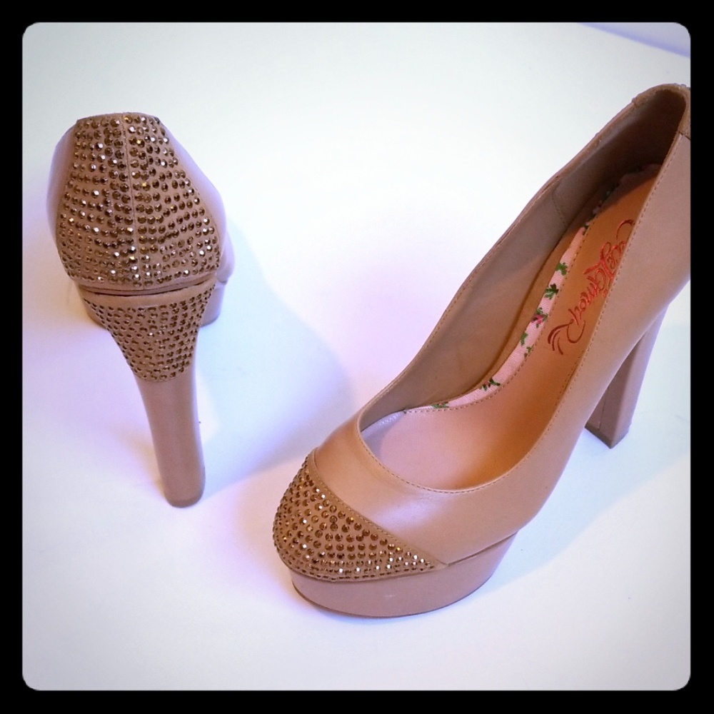 Beige Cece Lamour Platform pump size. 6